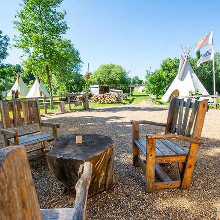 Hotel Les Tipis Du Bonheur De Vivre Brûlon Esterno foto