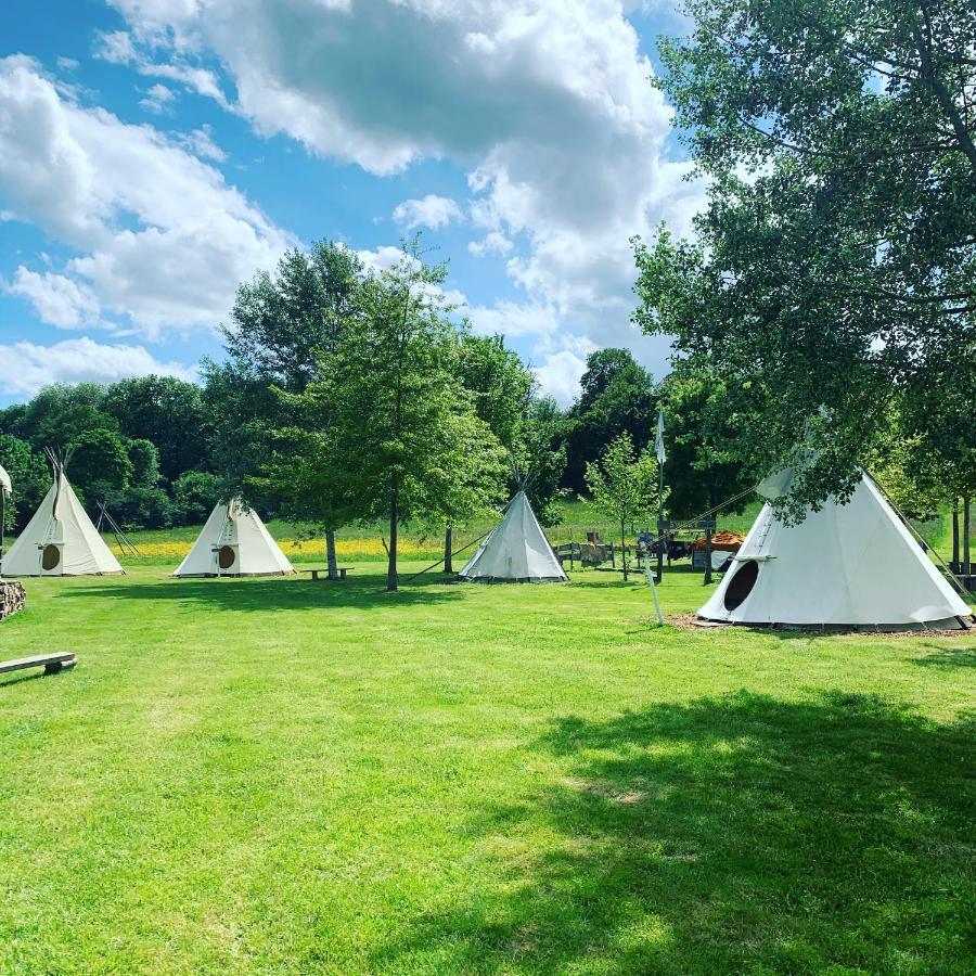 Hotel Les Tipis Du Bonheur De Vivre Brûlon Esterno foto
