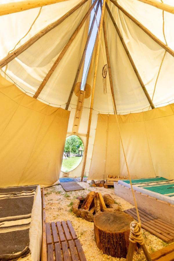 Hotel Les Tipis Du Bonheur De Vivre Brûlon Esterno foto