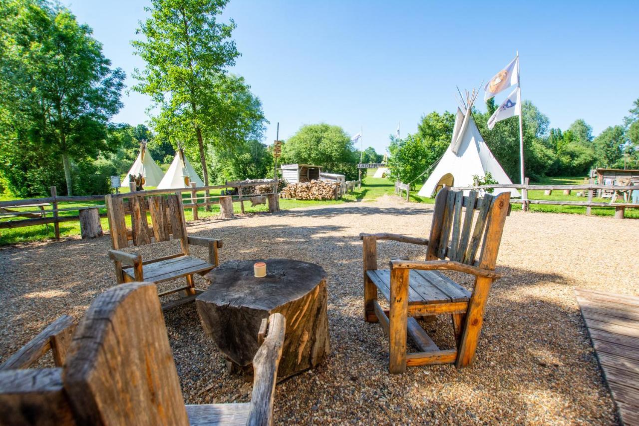 Hotel Les Tipis Du Bonheur De Vivre Brûlon Esterno foto