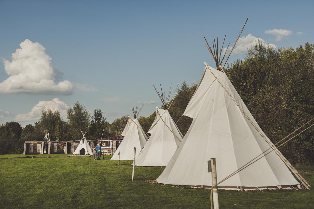 Hotel Les Tipis Du Bonheur De Vivre Brûlon Esterno foto