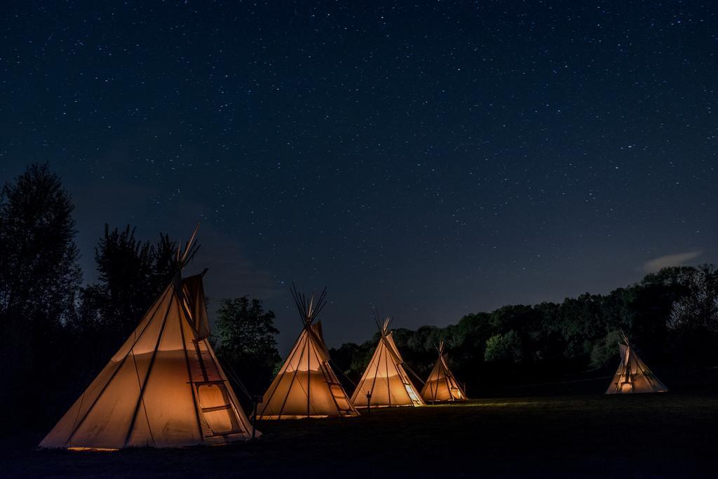 Hotel Les Tipis Du Bonheur De Vivre Brûlon Esterno foto