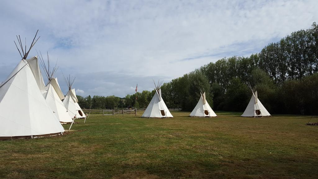Hotel Les Tipis Du Bonheur De Vivre Brûlon Esterno foto