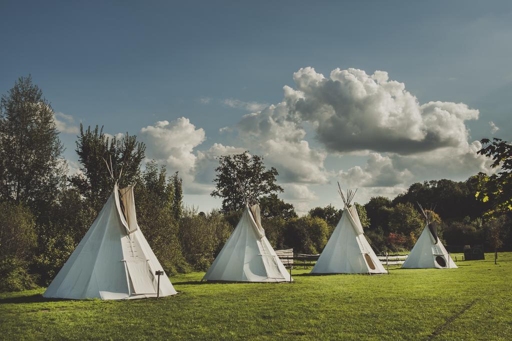 Hotel Les Tipis Du Bonheur De Vivre Brûlon Esterno foto
