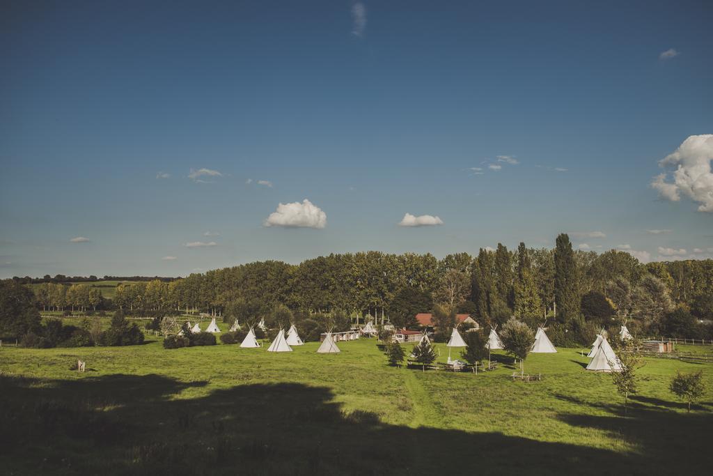 Hotel Les Tipis Du Bonheur De Vivre Brûlon Esterno foto