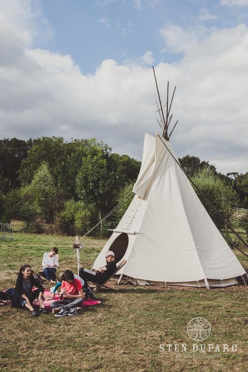 Hotel Les Tipis Du Bonheur De Vivre Brûlon Esterno foto