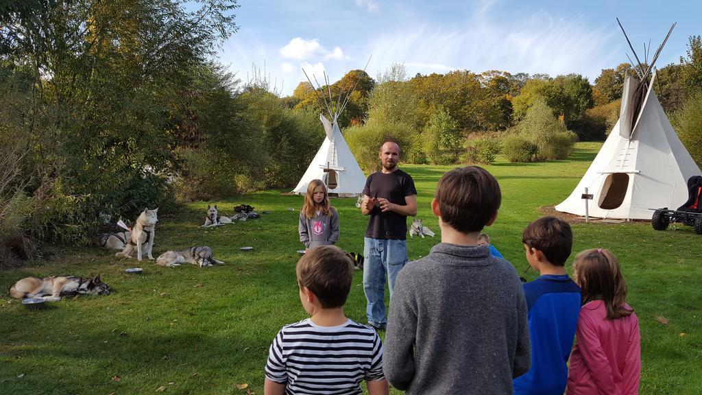 Hotel Les Tipis Du Bonheur De Vivre Brûlon Esterno foto