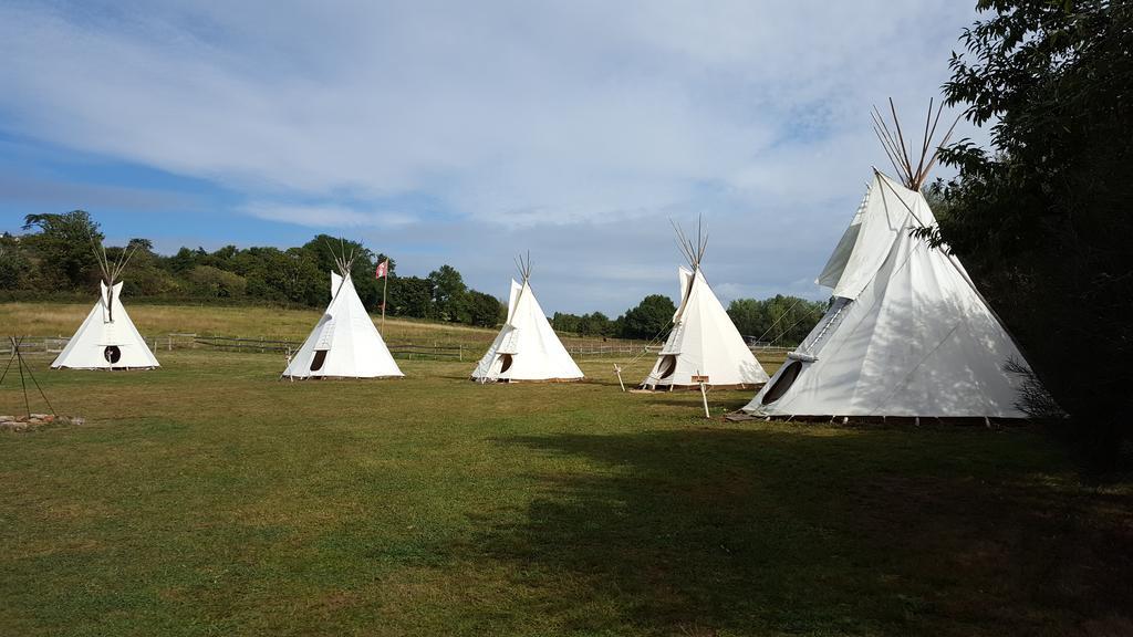 Hotel Les Tipis Du Bonheur De Vivre Brûlon Esterno foto
