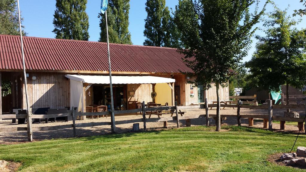 Hotel Les Tipis Du Bonheur De Vivre Brûlon Esterno foto