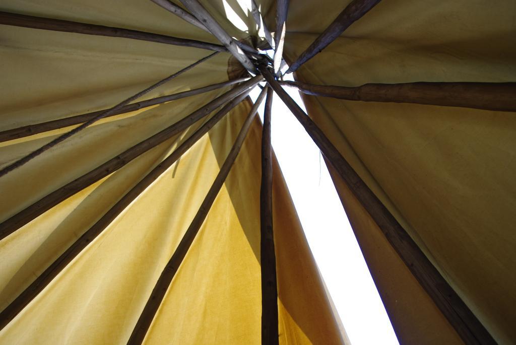 Hotel Les Tipis Du Bonheur De Vivre Brûlon Esterno foto