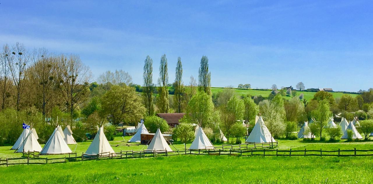 Hotel Les Tipis Du Bonheur De Vivre Brûlon Esterno foto