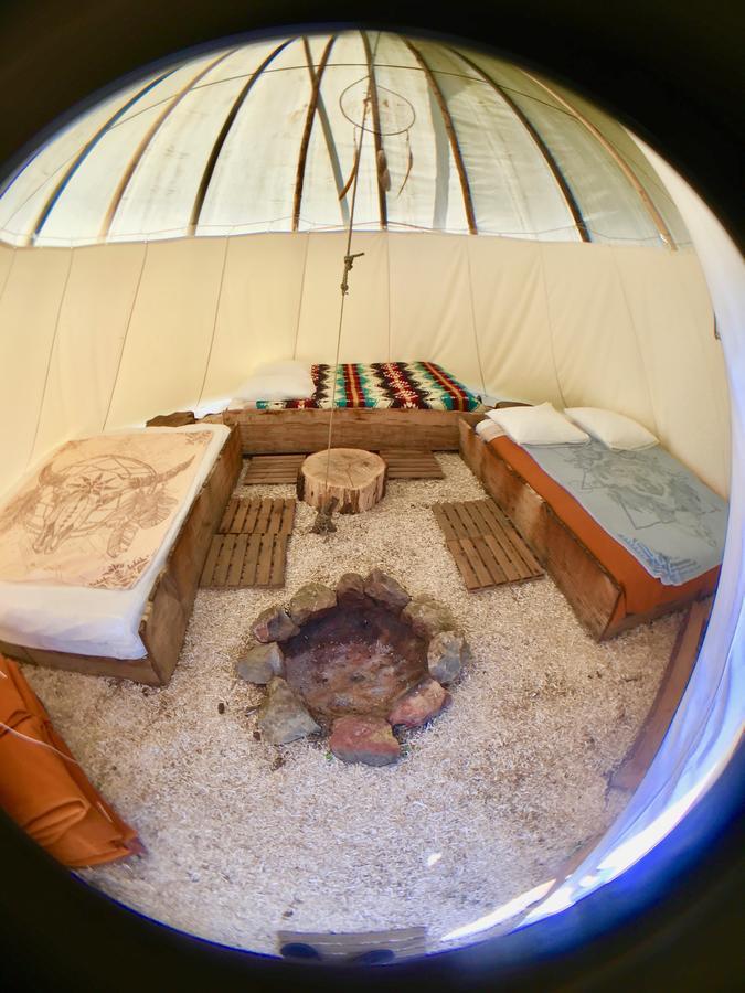 Hotel Les Tipis Du Bonheur De Vivre Brûlon Esterno foto